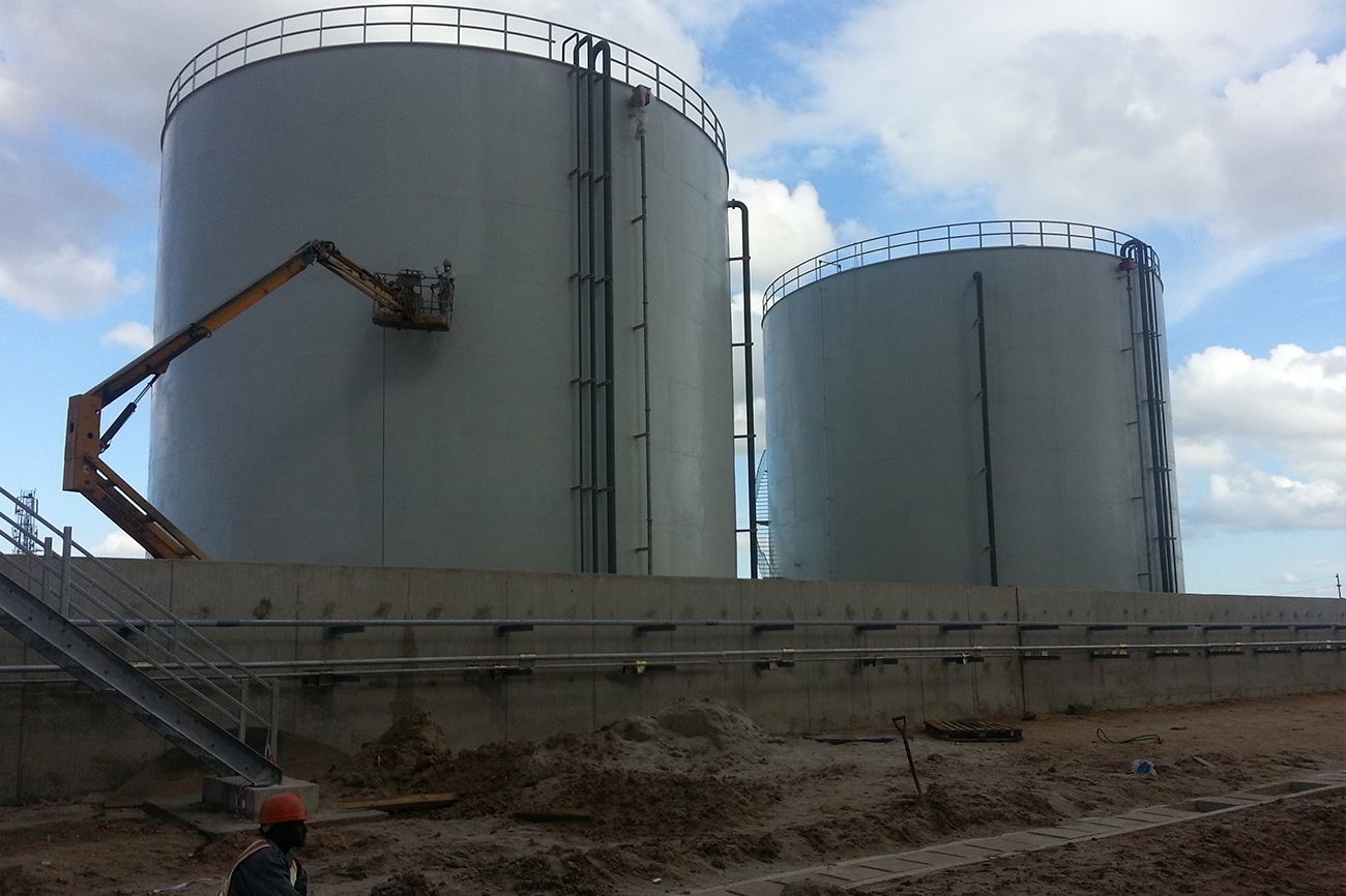 Liquid bulk steel storage tanks